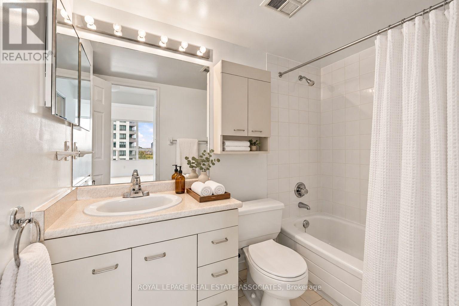 808 - 350 Rathburn Road W, Mississauga, Ontario  L5B 3Y2 - Photo 27 - W13856516