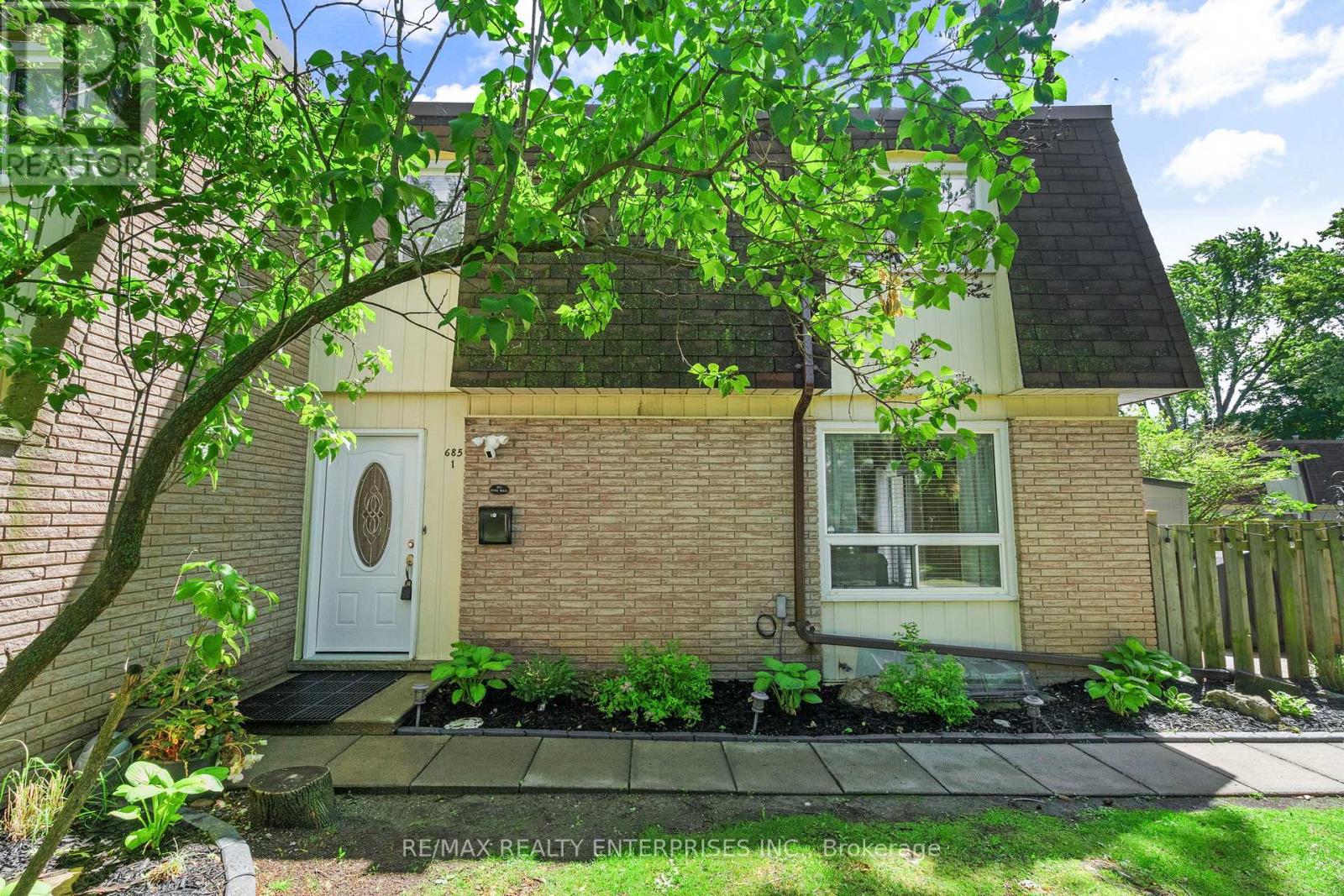 1 - 685 FRANCIS ROAD Burlington (LaSalle) Ontario Canada L7T3X6 2