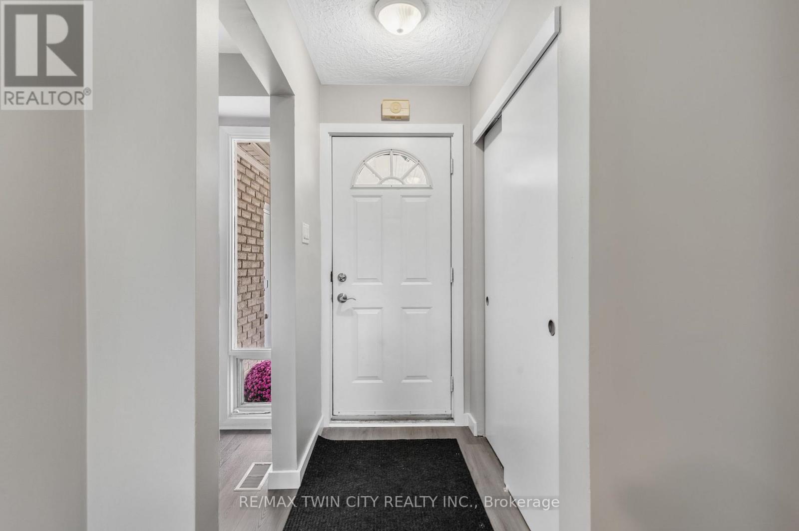 104 Ralgreen Crescent, Kitchener, Ontario  N2M 1T9 - Photo 4 - X13856692