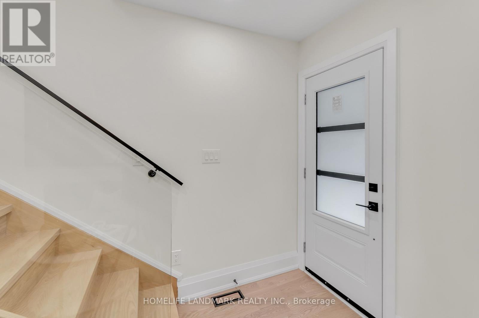 26 Queensdale Avenue, Toronto, Ontario  M4J 1X9 - Photo 6 - E13856682
