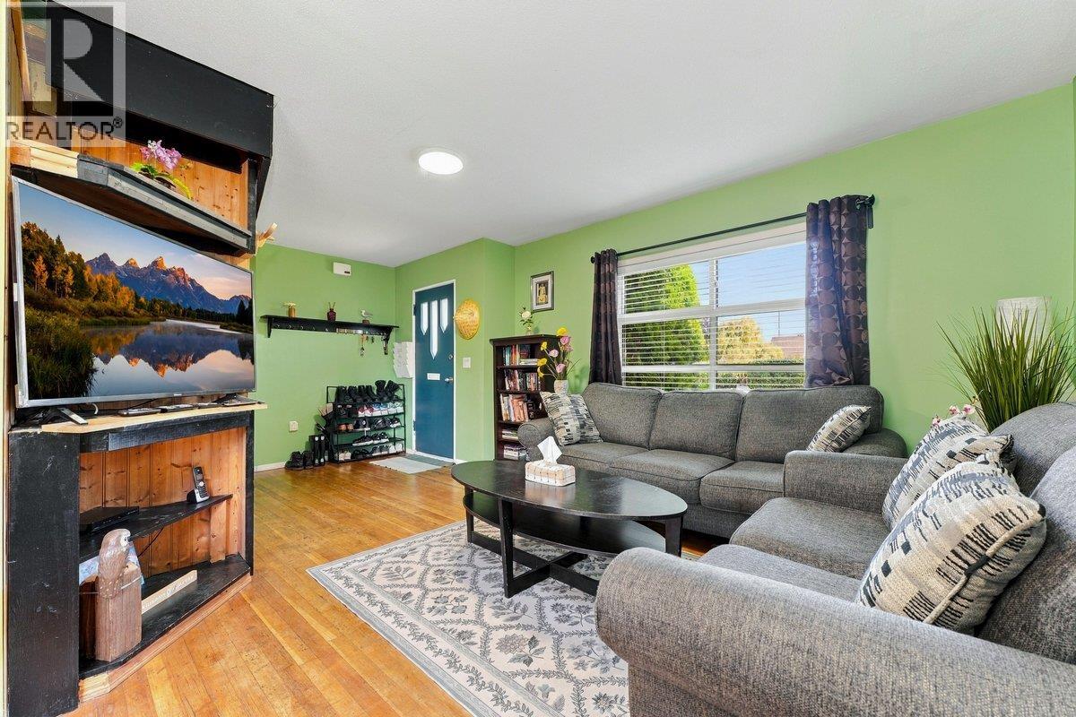 211 Douglas Crescent, Richmond, British Columbia  V7B 1E4 - Photo 2 - R3163960