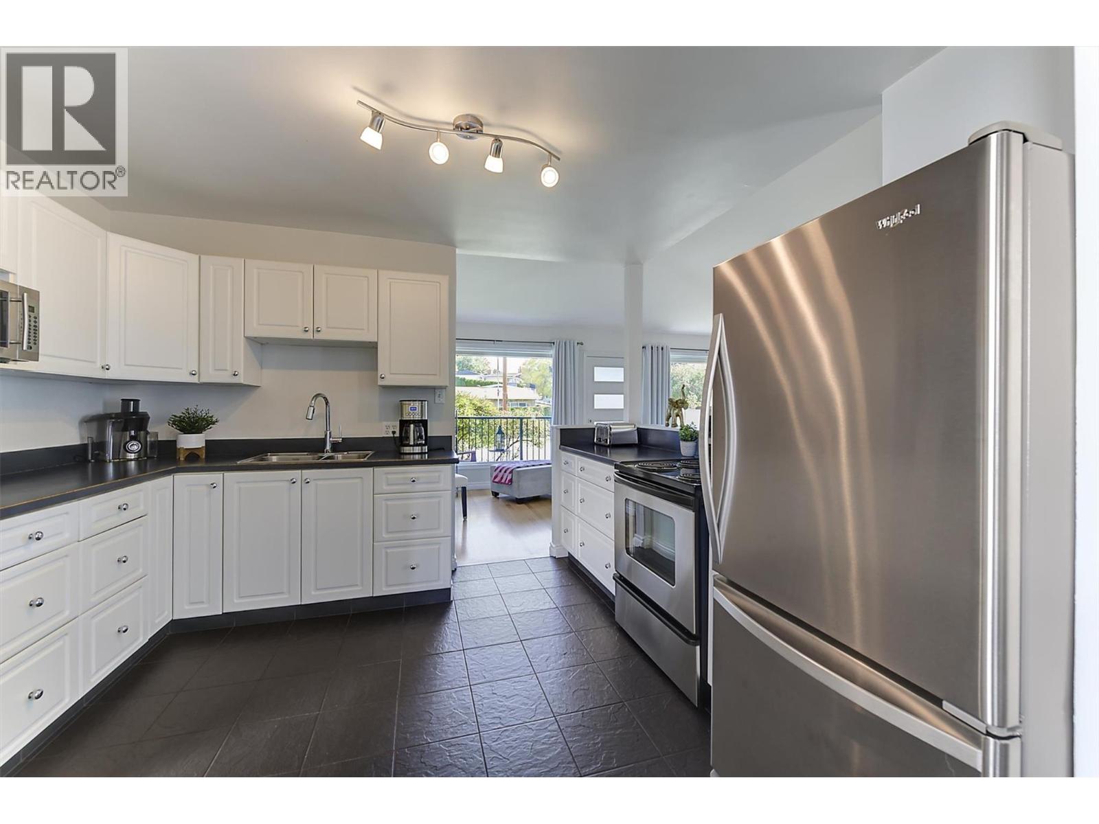 1296 Kelglen Crescent