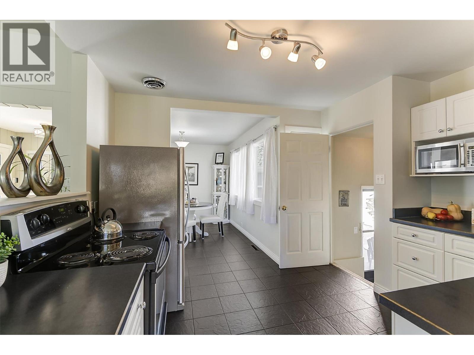 1296 Kelglen Crescent