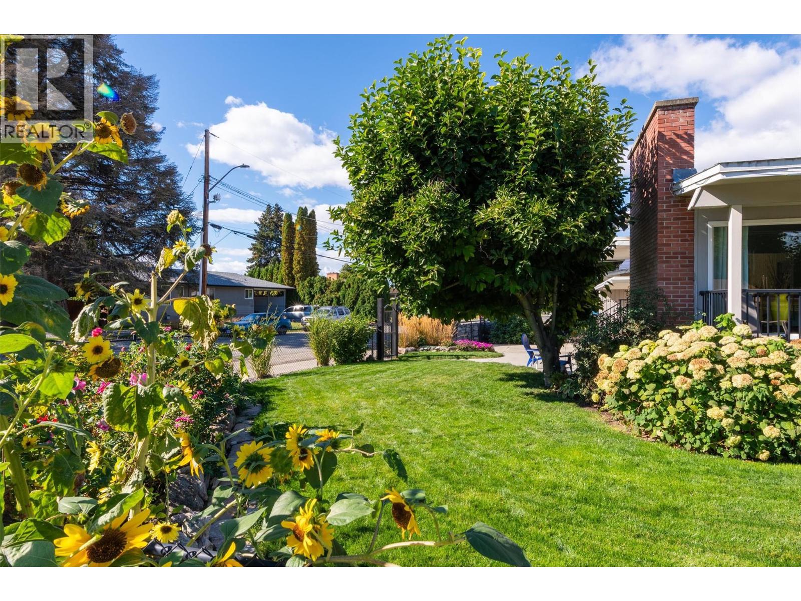 1296 Kelglen Crescent