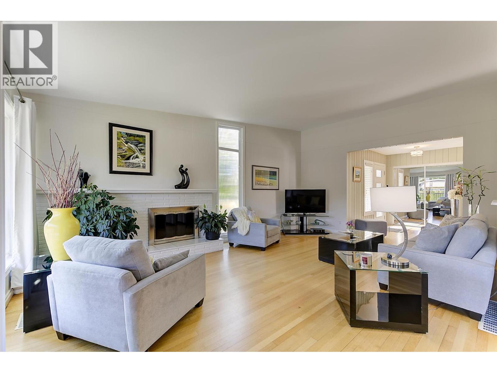1296 Kelglen Crescent