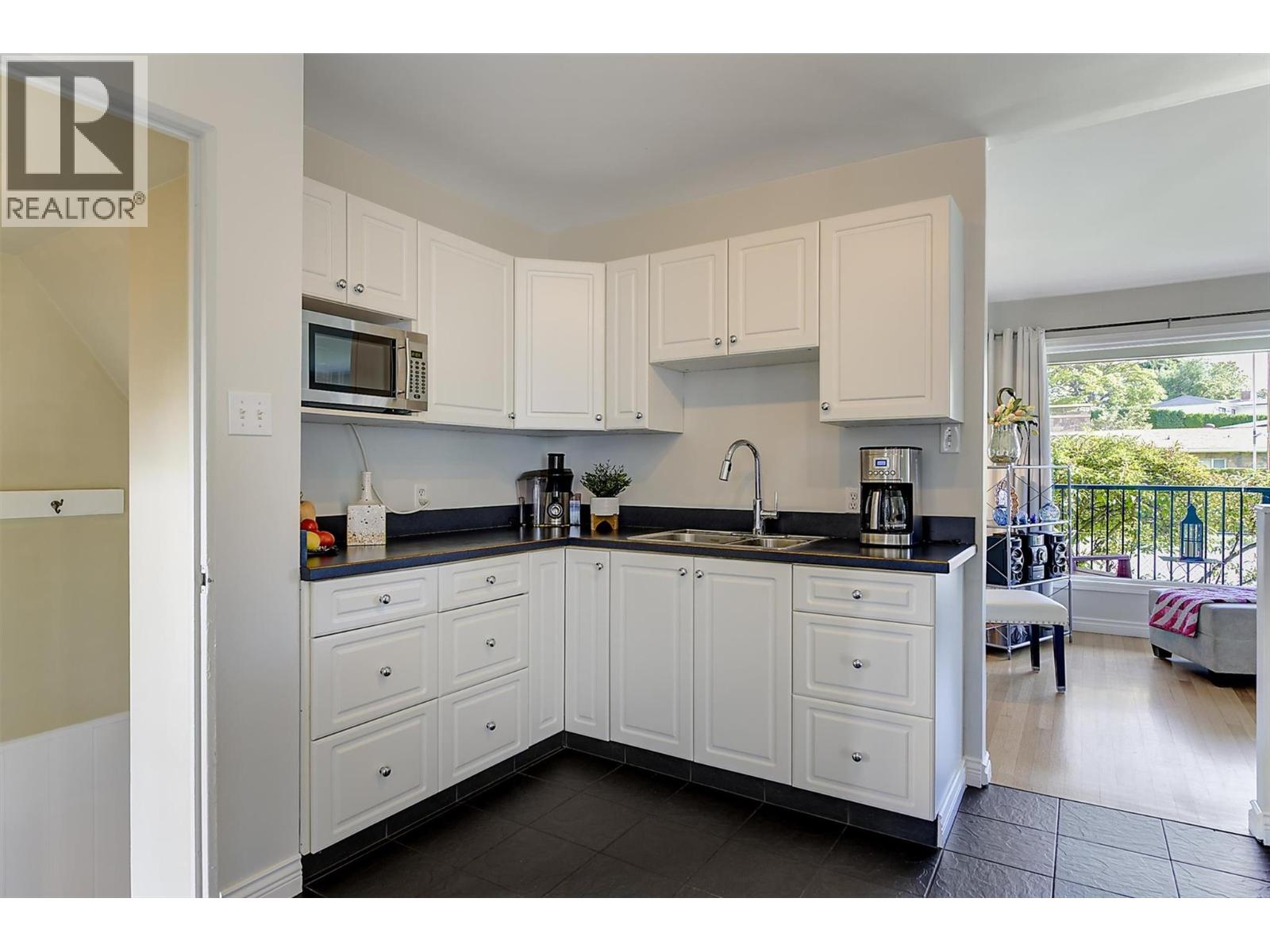 1296 Kelglen Crescent