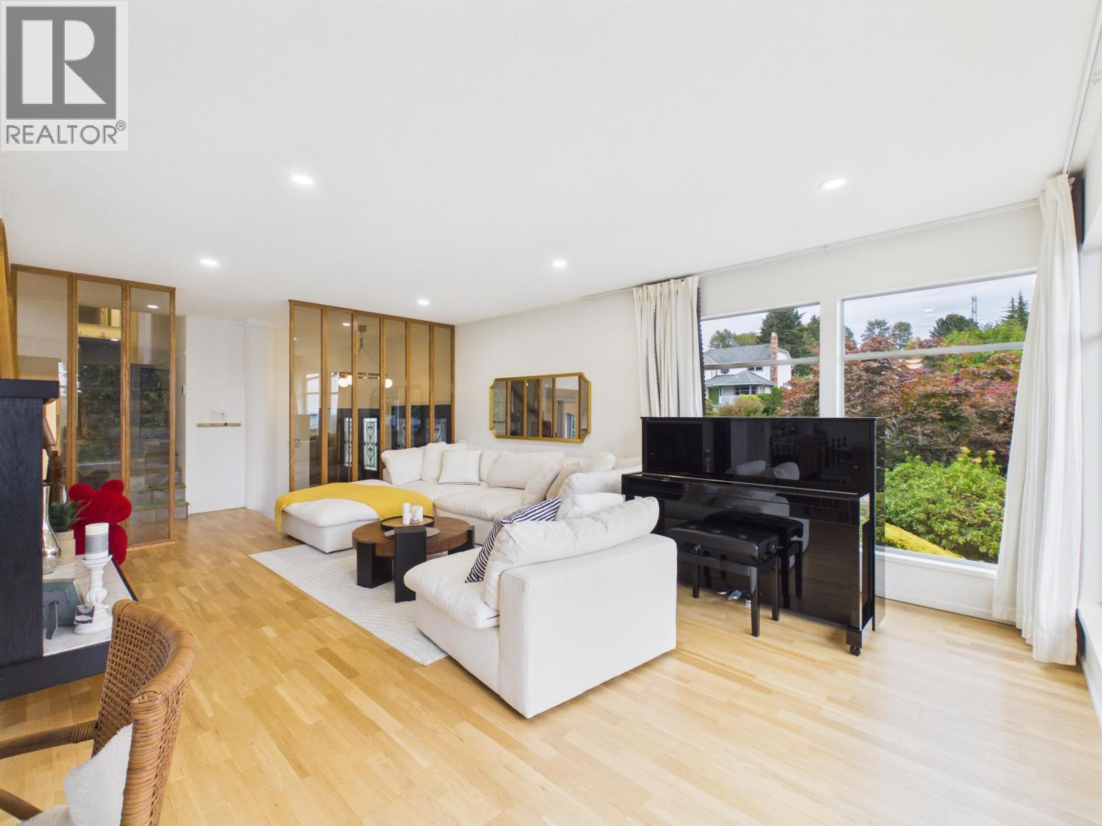 1316 Honeysuckle Lane, Coquitlam, British Columbia  V3E 2H9 - Photo 6 - R3171383