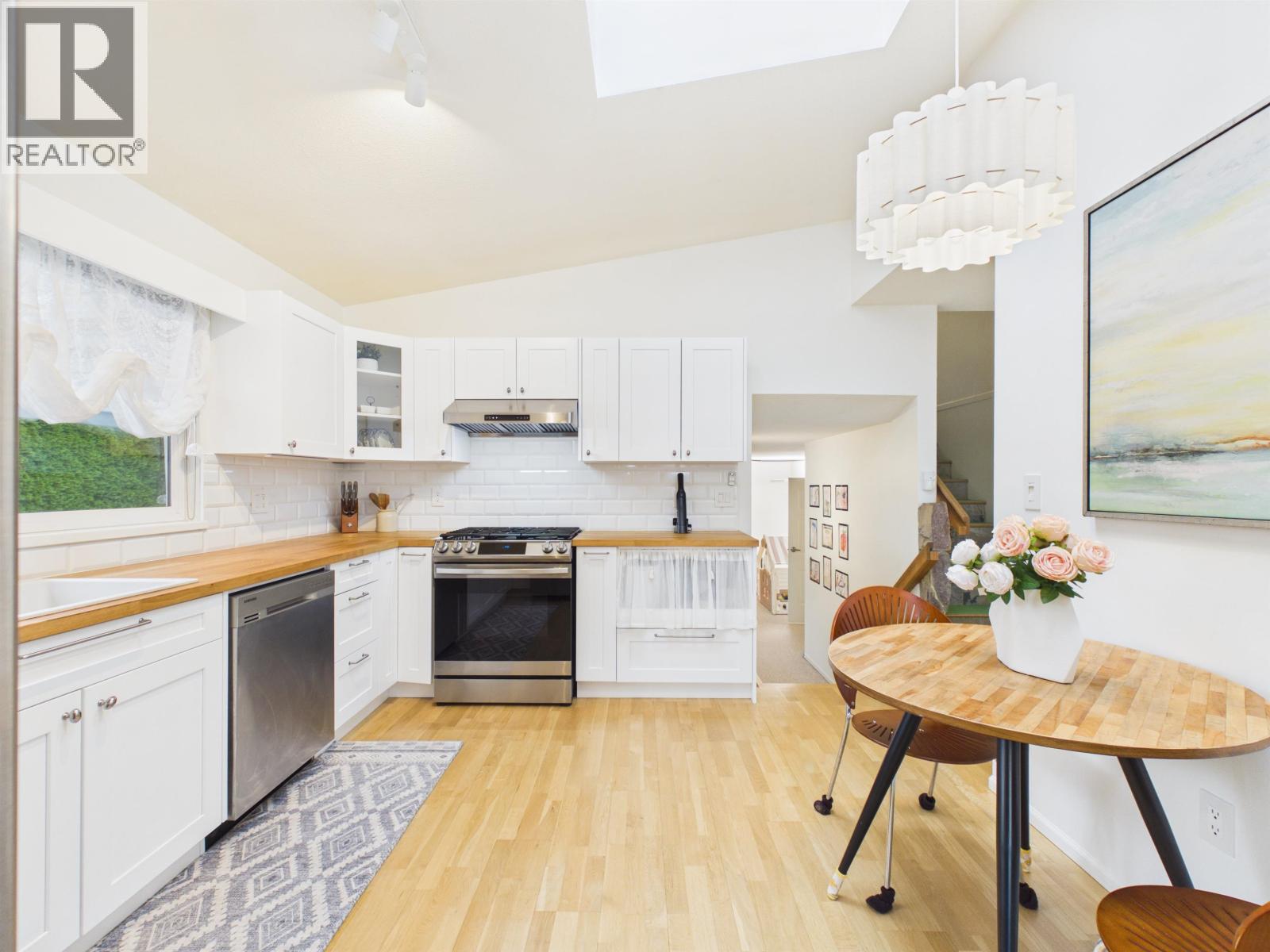 1316 Honeysuckle Lane, Coquitlam, British Columbia  V3E 2H9 - Photo 11 - R3171383