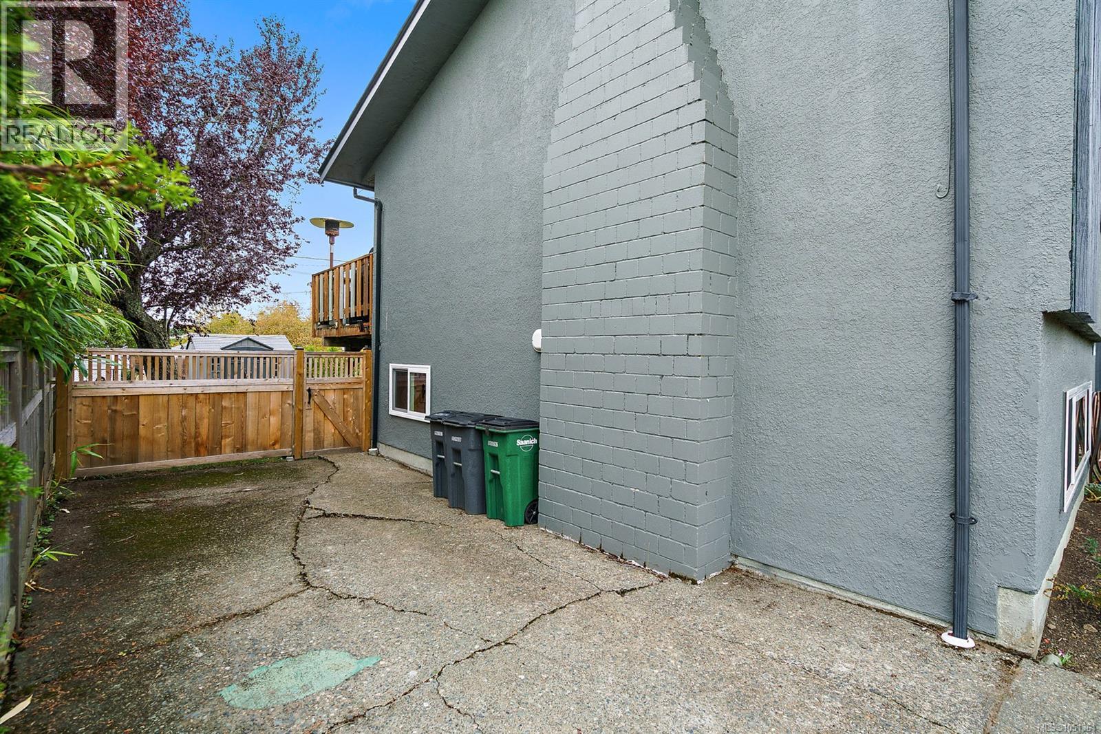 3988 Larchwood Dr