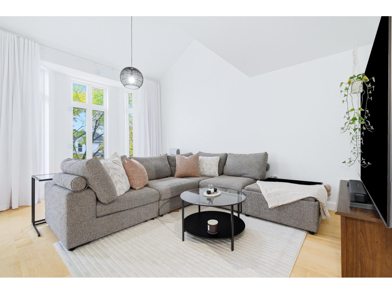 15857 Rue Forsyth Montréal (Rivière-des-Prairies/Pointe-aux-Trembles) Quebec Canada H1A5N1 3