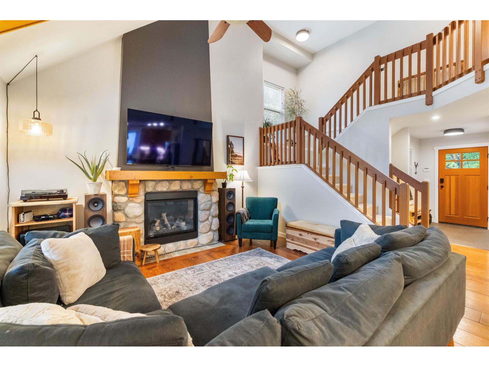 1832 HUCKLEBERRY BEND|Cultus Lake South