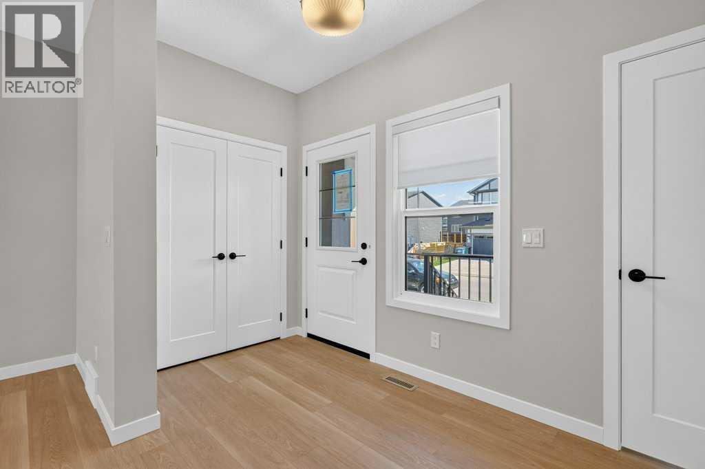 18 Chinook Winds Court SW, Airdrie, Alberta  T4B 5X6 - Photo 4 - A2343308