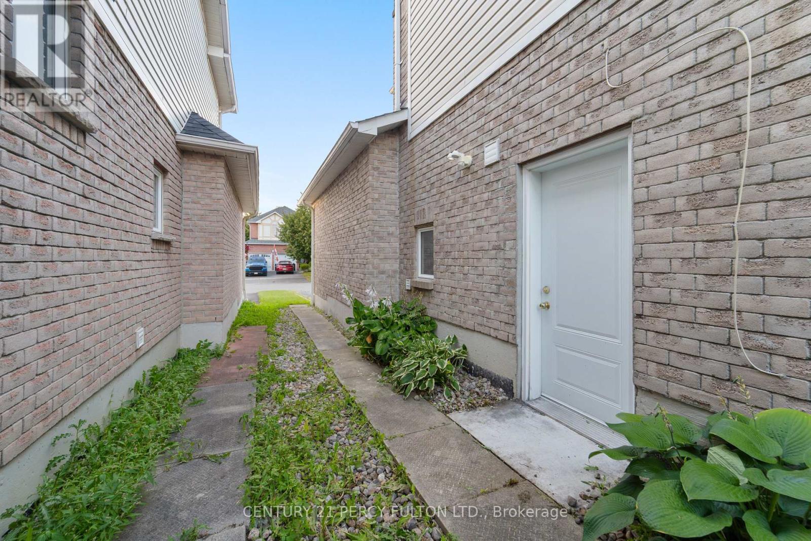 35 Weldon Street, Whitby, Ontario  L1R 2T5 - Photo 3 - E13857134