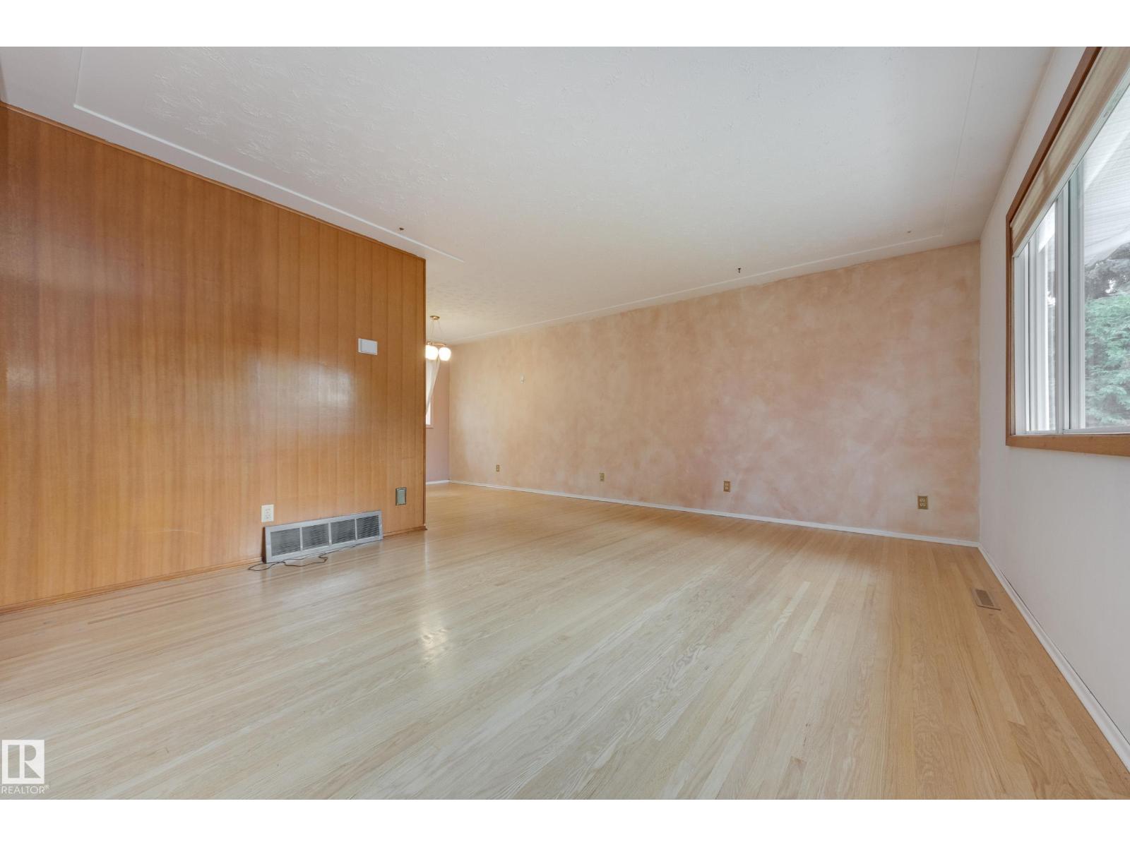 15216 86 AV NW