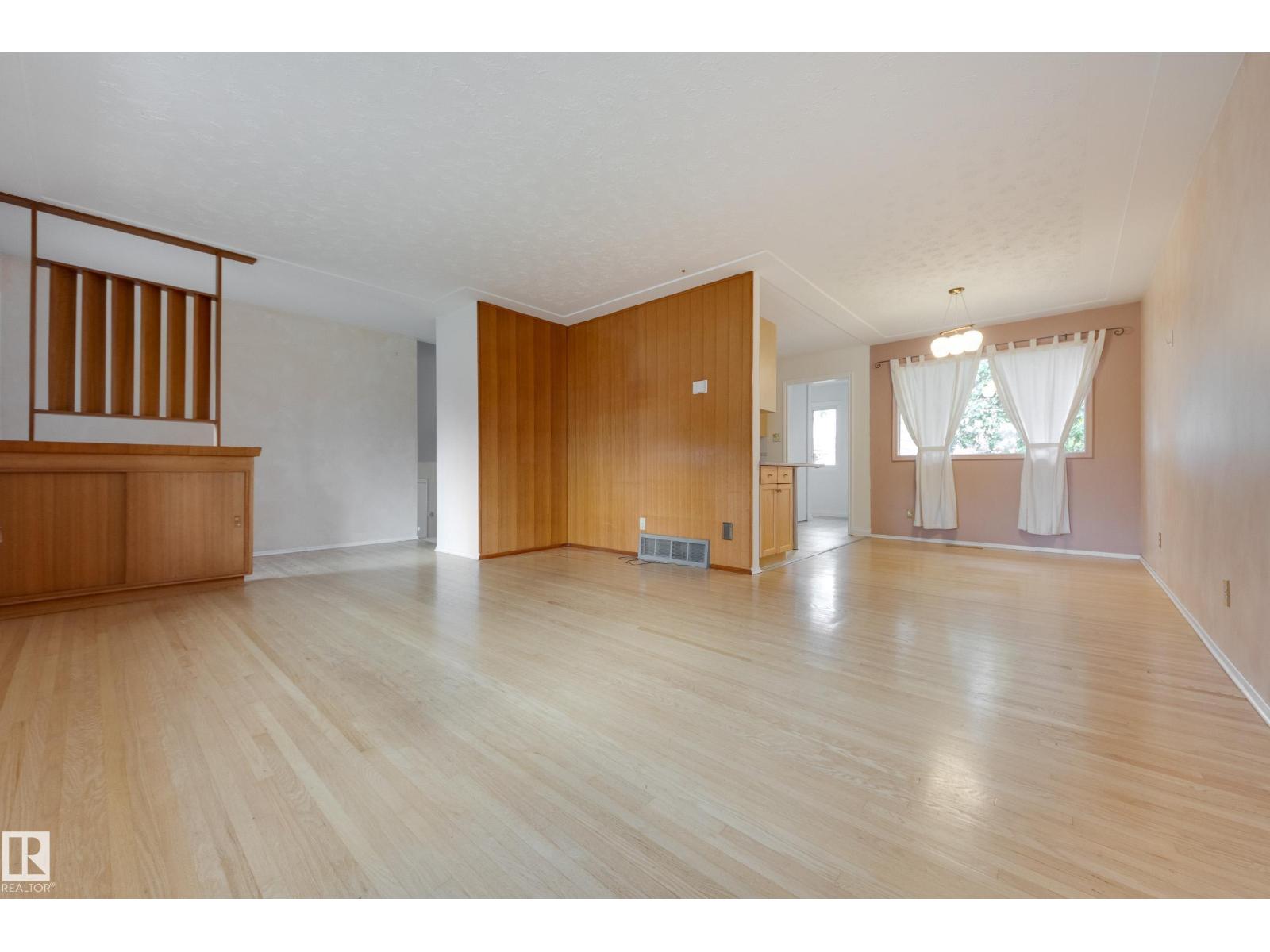 15216 86 AV NW