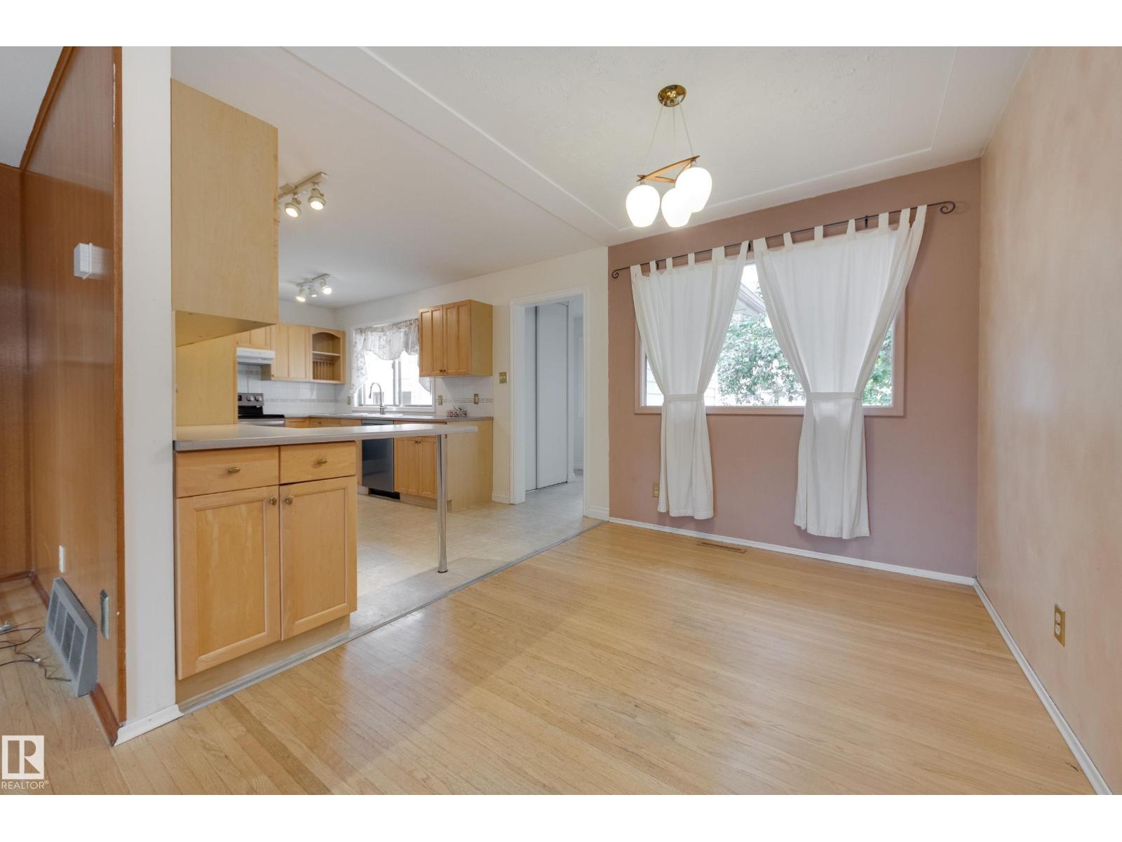 15216 86 AV NW