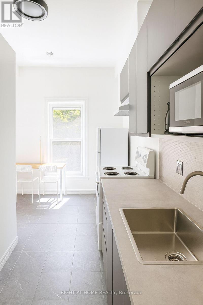 201 - 198-200 QUEEN STREET W