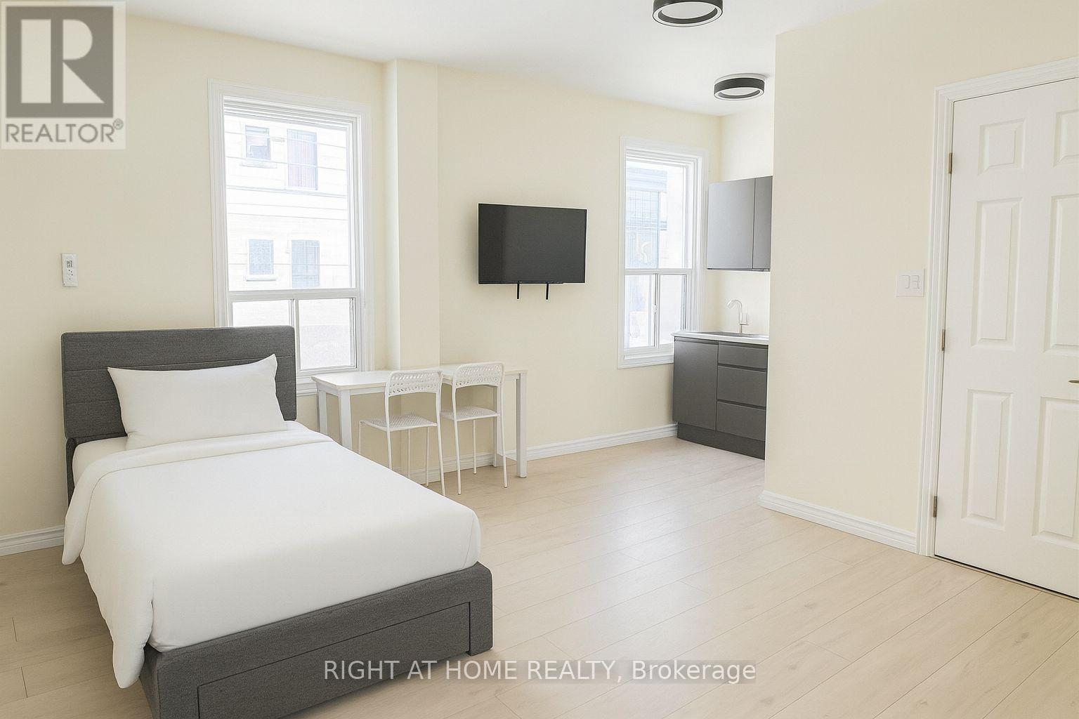 203 - 198-200 QUEEN STREET W