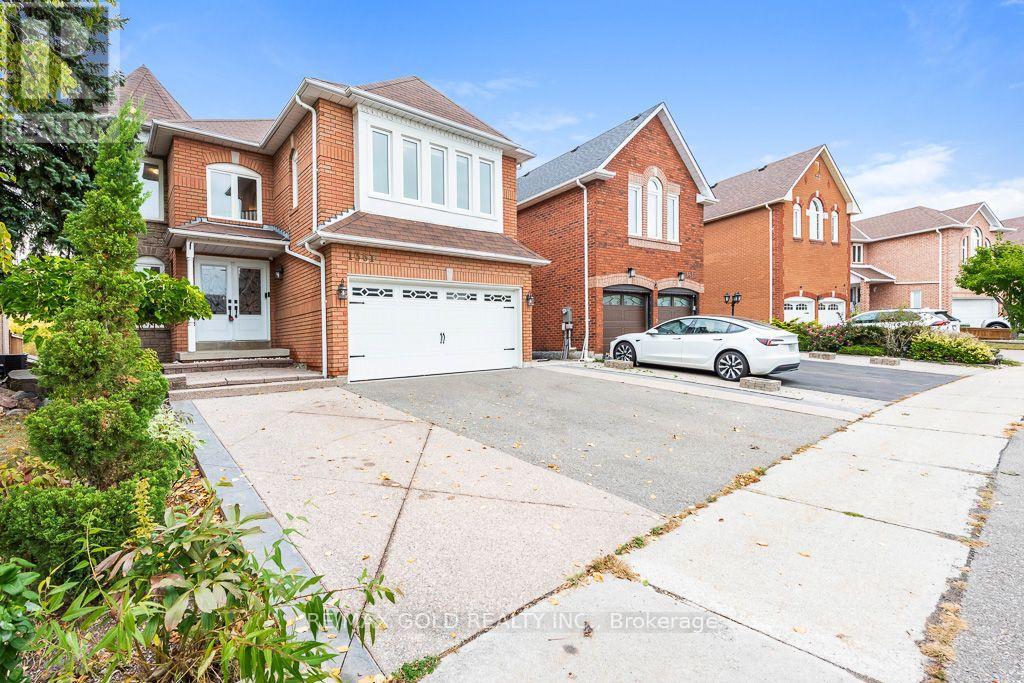 1361 Daniel Creek Road, Mississauga, Ontario  L5V 1V3 - Photo 3 - W13857266