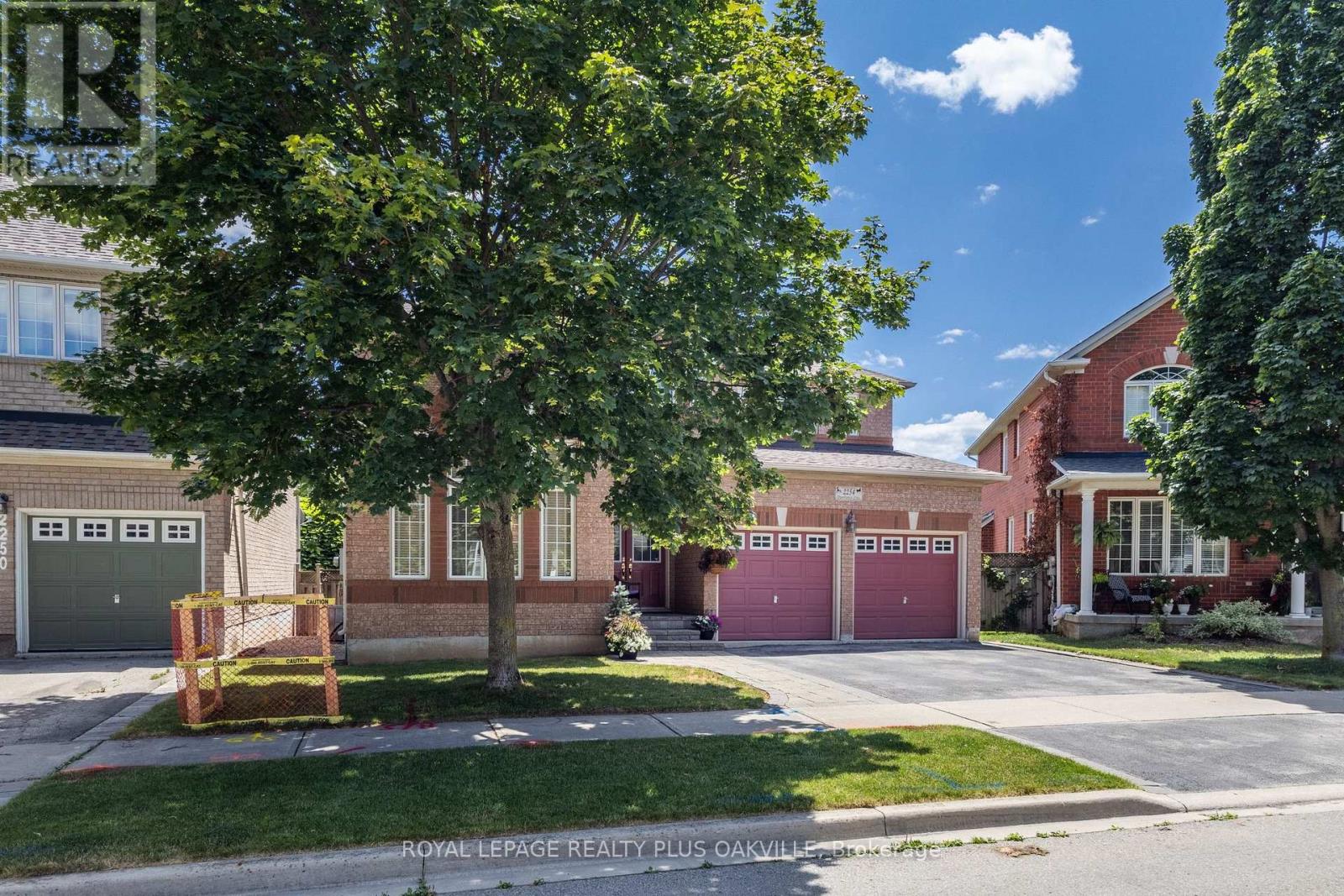 2254 Dunforest Crescent, Oakville, Ontario  L6M 4X3 - Photo 3 - W13857310