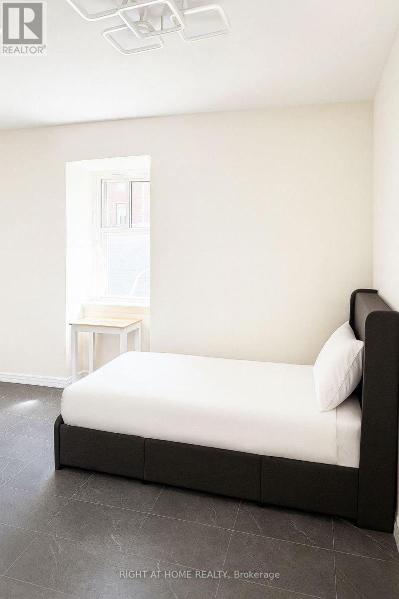 302 - 198-200 QUEEN STREET W