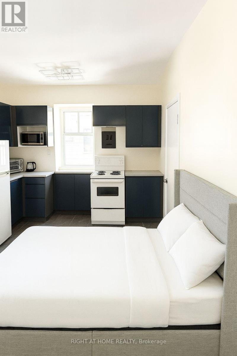 303 - 198-200 QUEEN STREET W