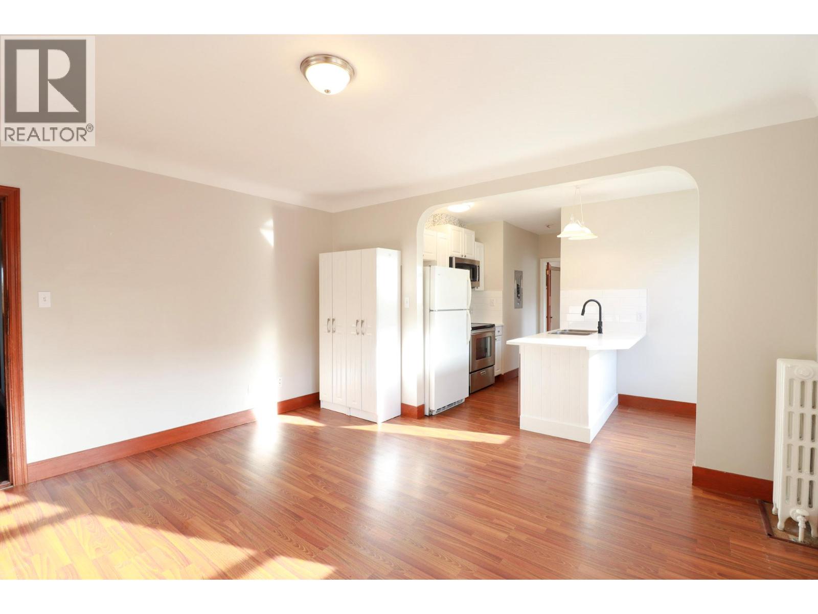 156 Nanaimo Avenue E