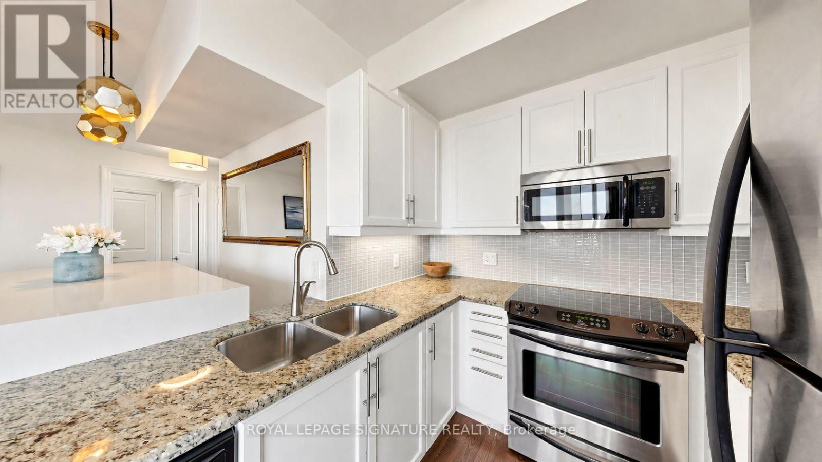 402 - 500 St Clair Avenue W, Toronto, Ontario  M6C 1A8 - Photo 13 - C13857534