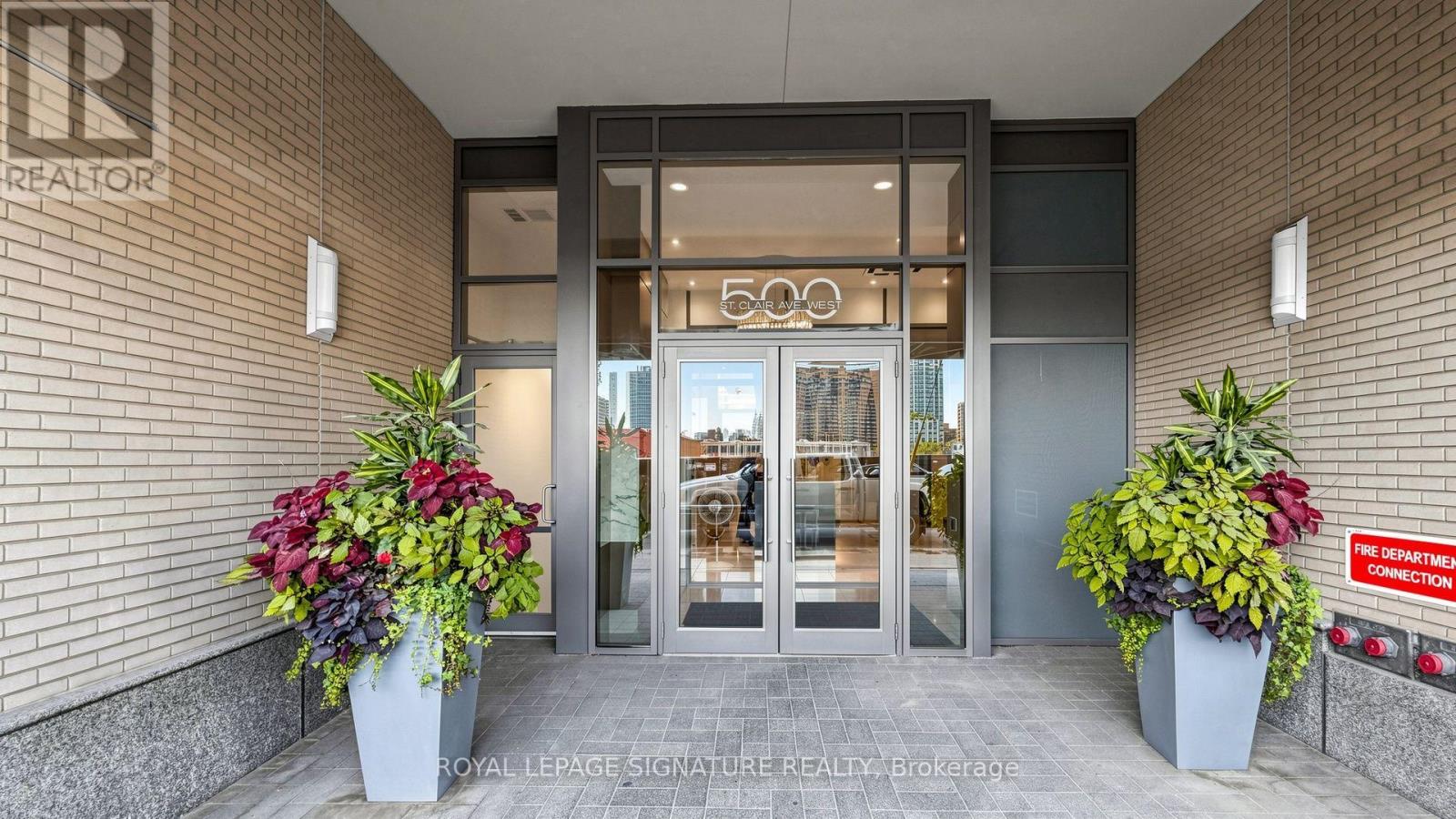 402 - 500 St Clair Avenue W, Toronto, Ontario  M6C 1A8 - Photo 2 - C13857534