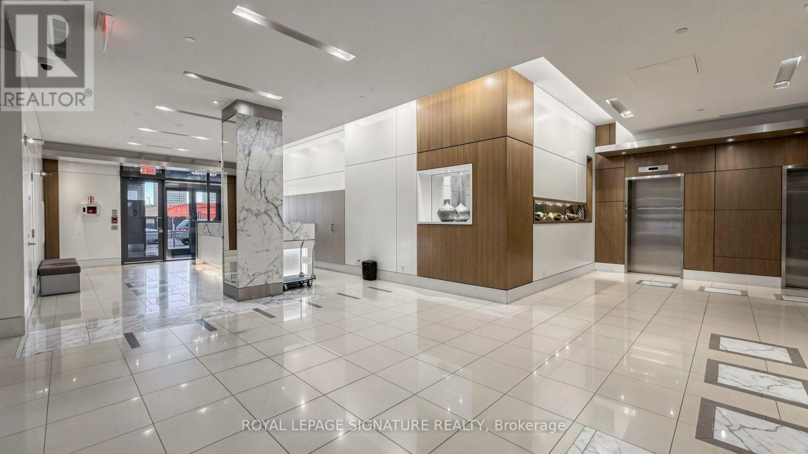 402 - 500 St Clair Avenue W, Toronto, Ontario  M6C 1A8 - Photo 3 - C13857534