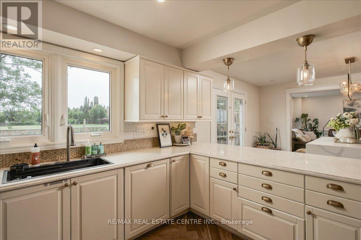 1749 Heritage Way, Oakville, Ontario  L6M 3A2 - Photo 11 - W13857480