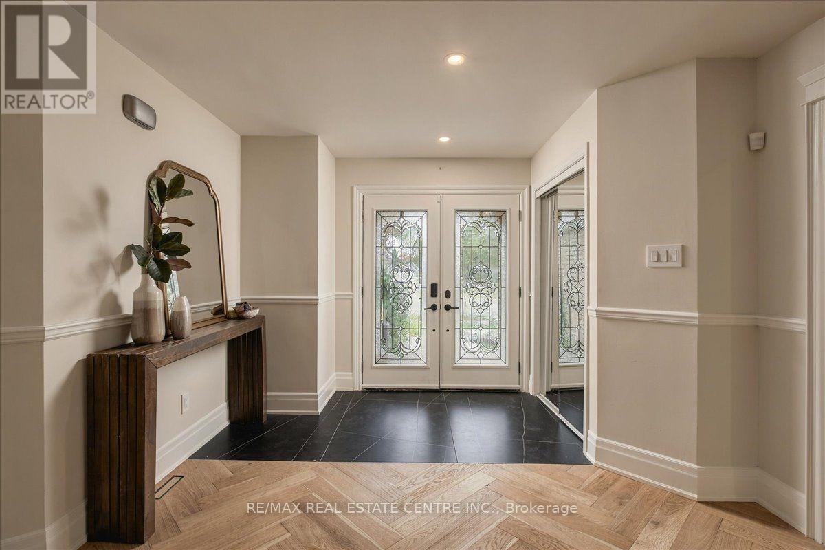 1749 Heritage Way, Oakville, Ontario  L6M 3A2 - Photo 2 - W13857480