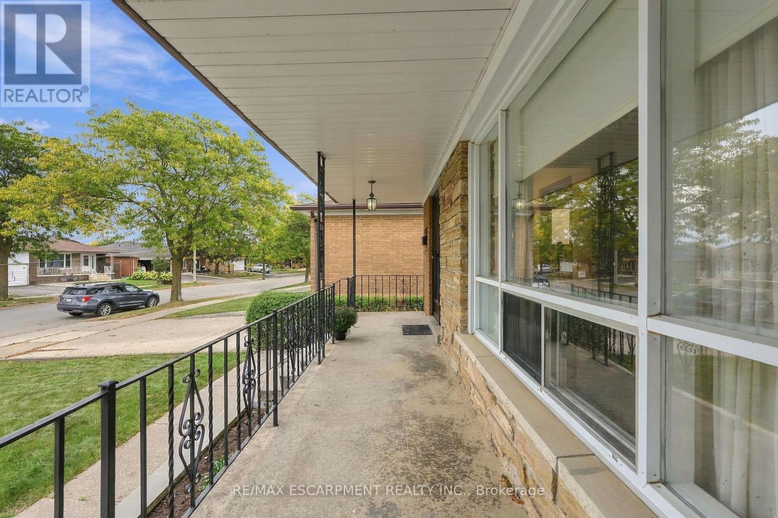 7566 Netherwood Road, Mississauga, Ontario  L4T 2N9 - Photo 2 - W13857592