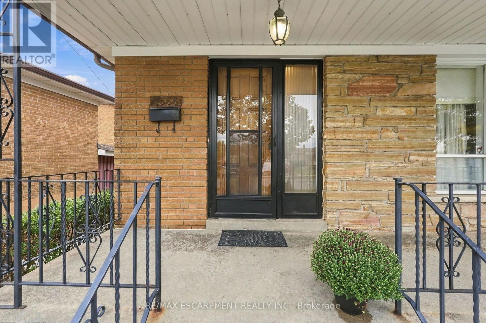 7566 Netherwood Road, Mississauga, Ontario  L4T 2N9 - Photo 3 - W13857592