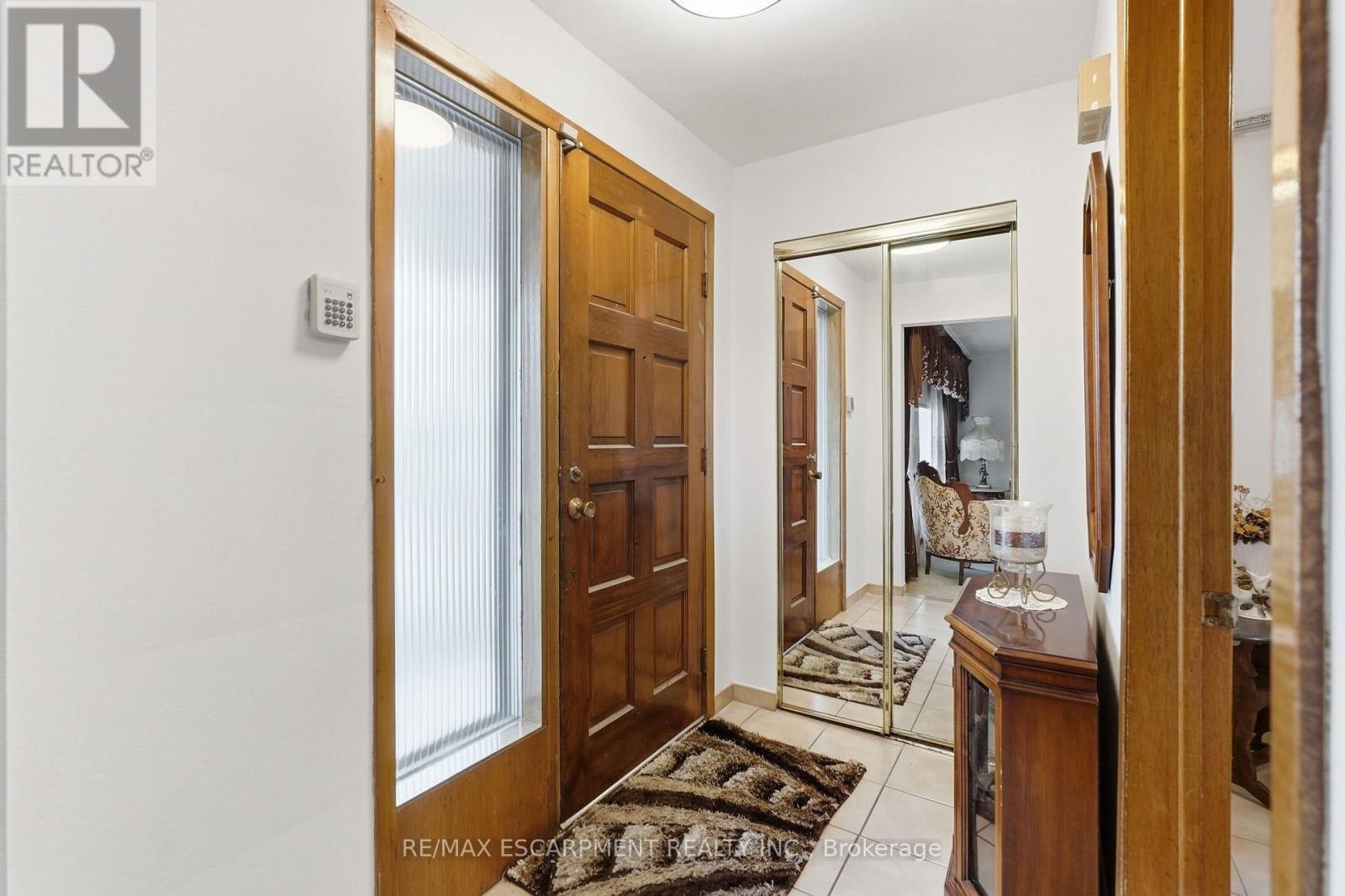7566 Netherwood Road, Mississauga, Ontario  L4T 2N9 - Photo 4 - W13857592