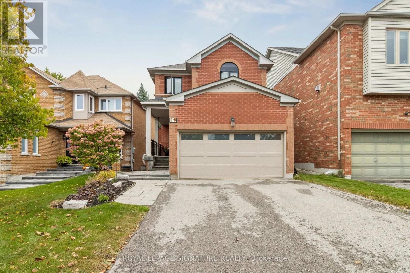 19 BALLYMORE DRIVE, Aurora, Ontario