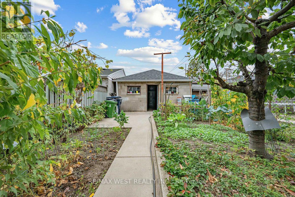 66 Bristol Avenue, Toronto, Ontario  M6H 3J9 - Photo 32 - W13857612