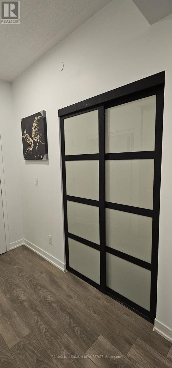 401 - 160 Canon Jackson Drive, Toronto, Ontario  M6M 0B6 - Photo 2 - W13857624
