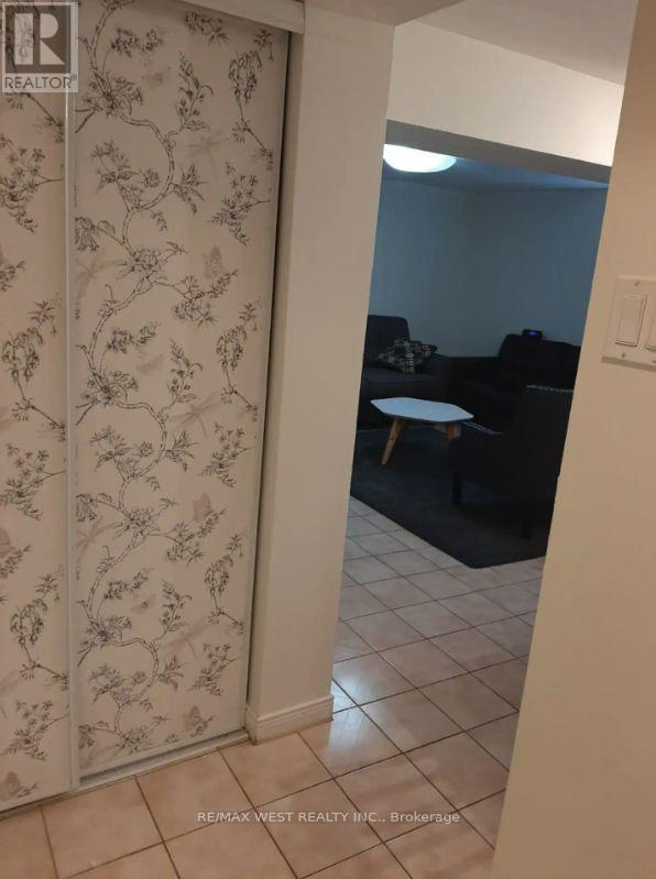 B2 - 34 Penhurst Avenue, Toronto, Ontario  M8Y 3A9 - Photo 3 - W13857738
