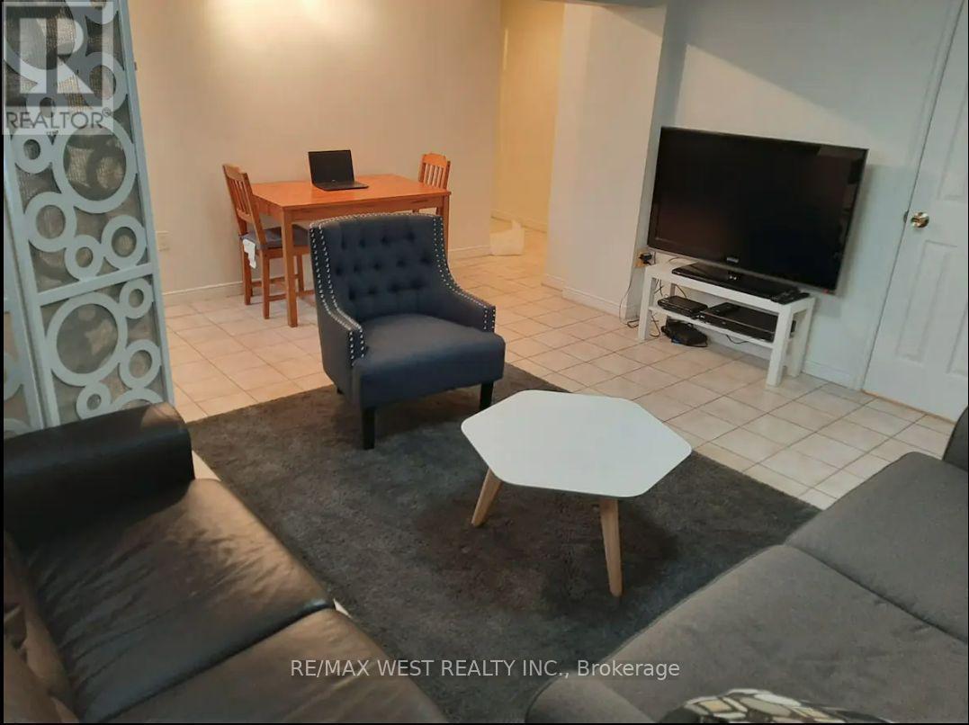 B2 - 34 Penhurst Avenue, Toronto, Ontario  M8Y 3A9 - Photo 5 - W13857738