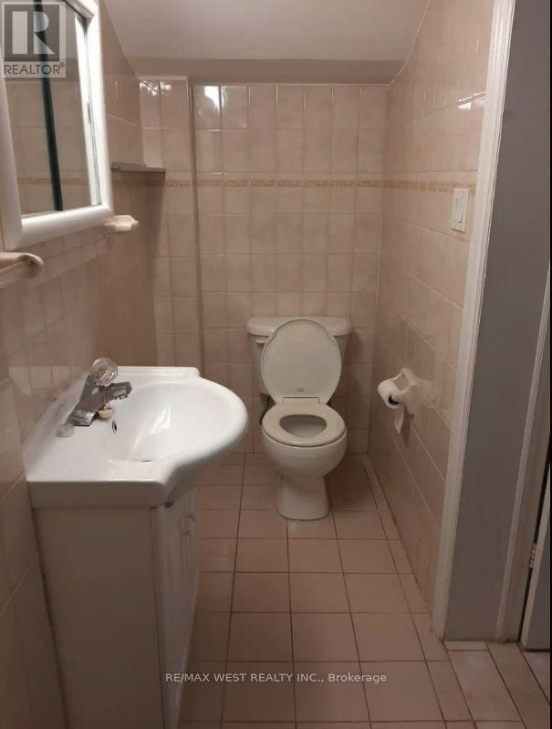 B2 - 34 Penhurst Avenue, Toronto, Ontario  M8Y 3A9 - Photo 7 - W13857738