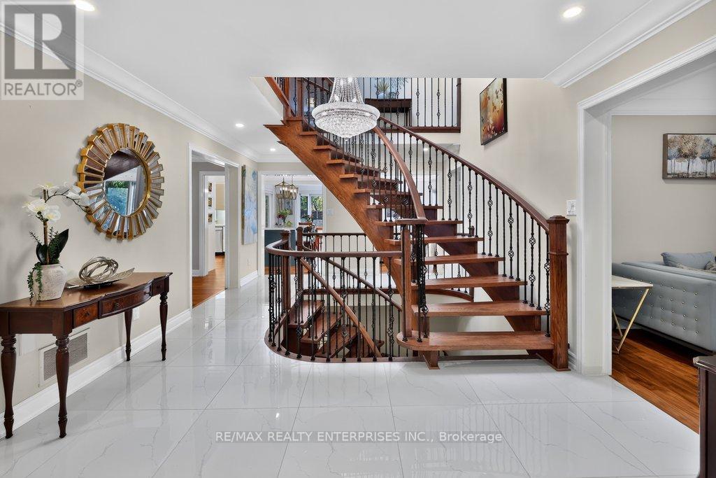 1634 TIPPERARY COURT Mississauga (Sheridan) Ontario Canada L5H3Z4 4