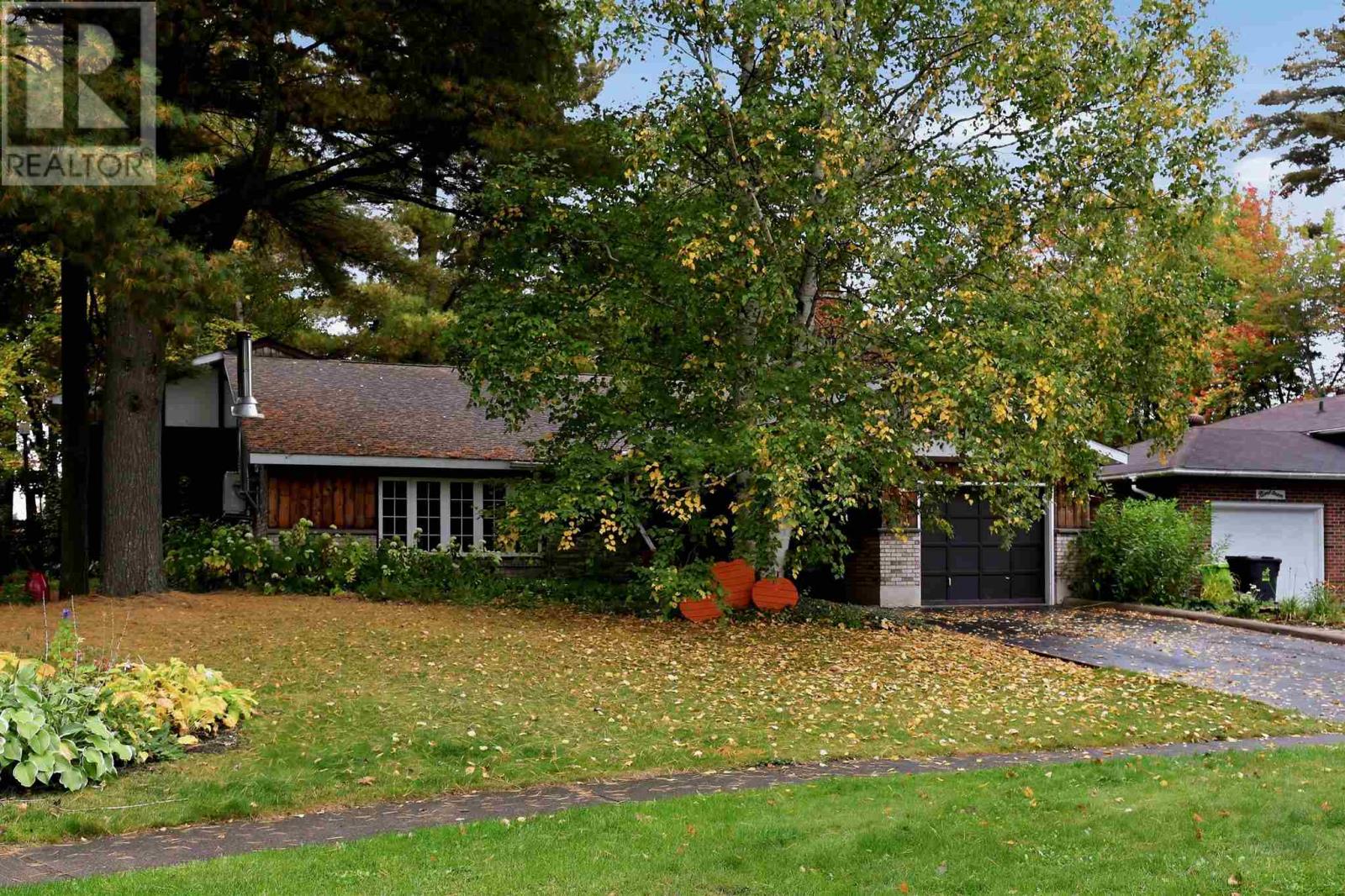 23 Country Club PL, Sault Ste. Marie, Ontario