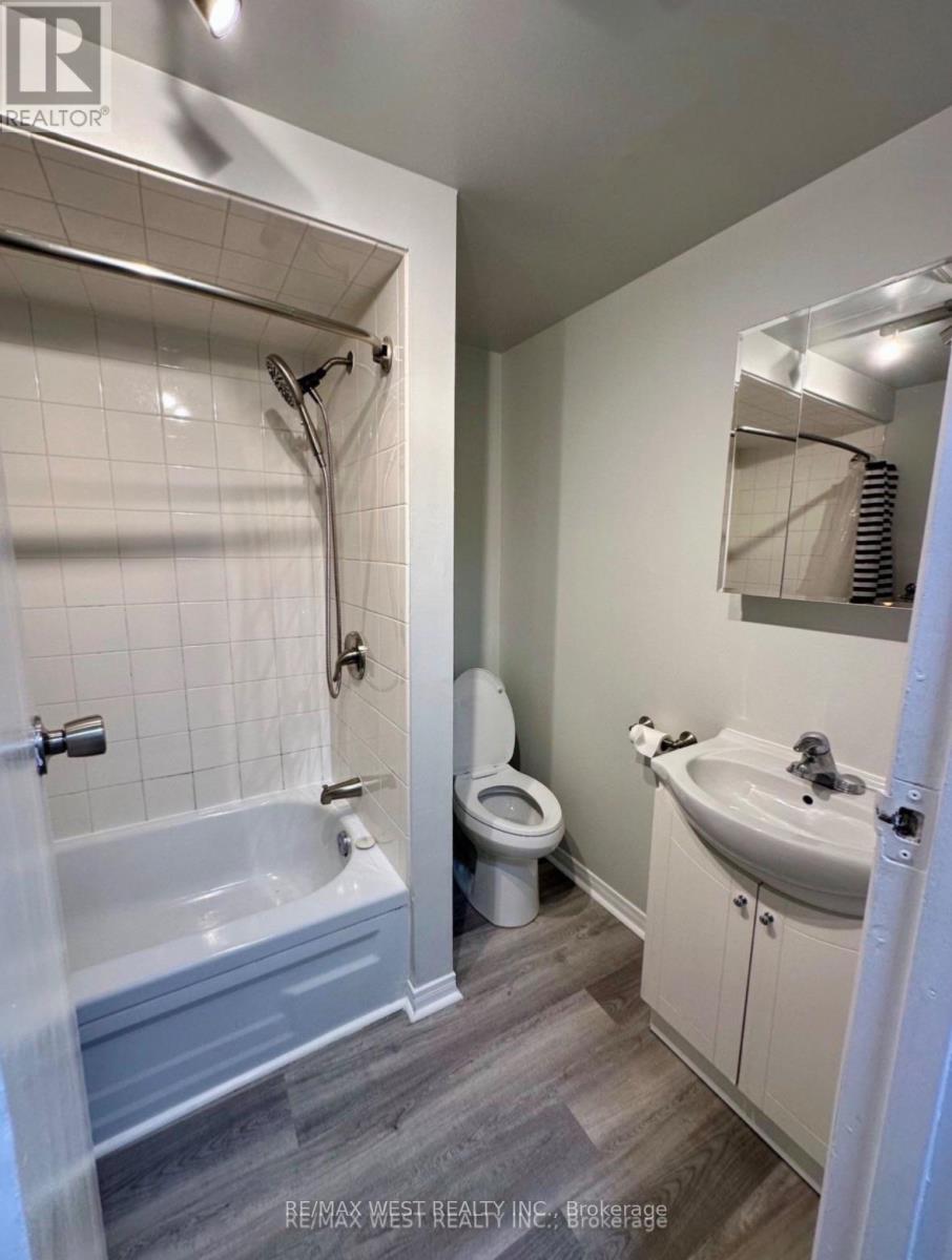 Bsmt - 13 Sorauren Avenue, Toronto, Ontario  M6R 2C6 - Photo 11 - W13857818
