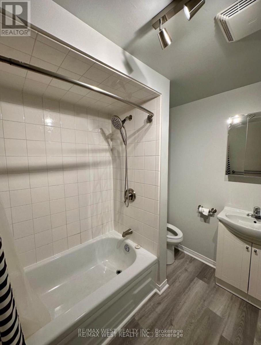 Bsmt - 13 Sorauren Avenue, Toronto, Ontario  M6R 2C6 - Photo 16 - W13857818