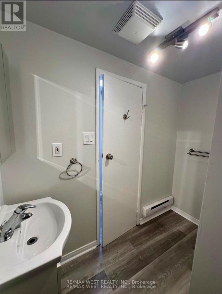 Bsmt - 13 Sorauren Avenue, Toronto, Ontario  M6R 2C6 - Photo 17 - W13857818