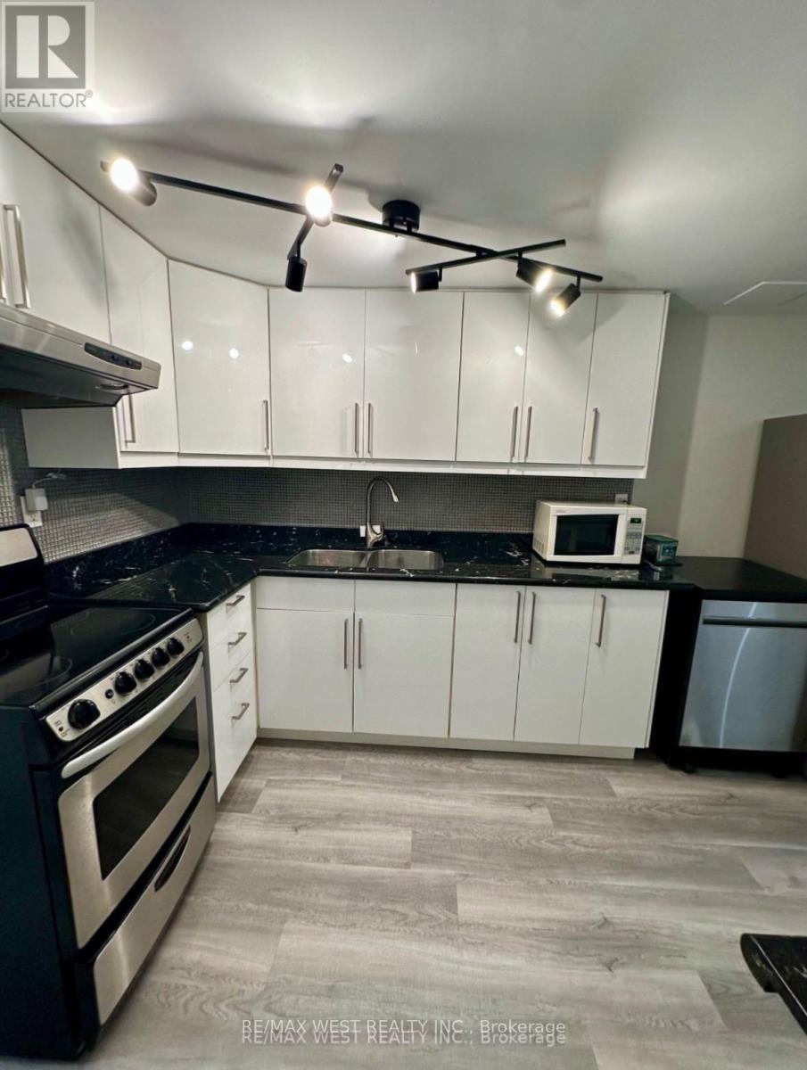 Bsmt - 13 Sorauren Avenue, Toronto, Ontario  M6R 2C6 - Photo 3 - W13857818