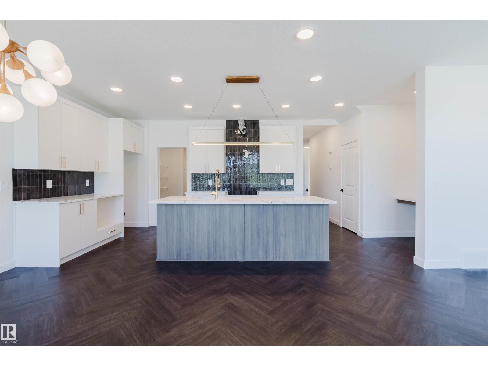 20624 43 AV NW