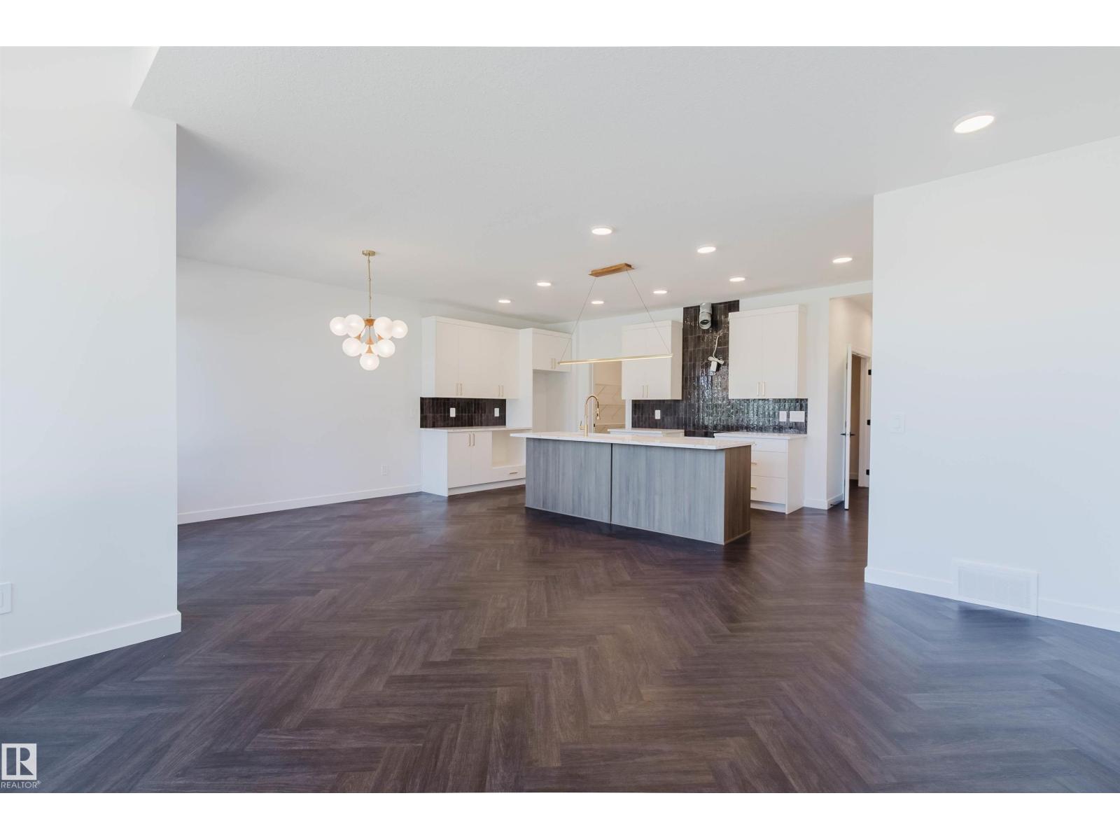 20624 43 AV NW