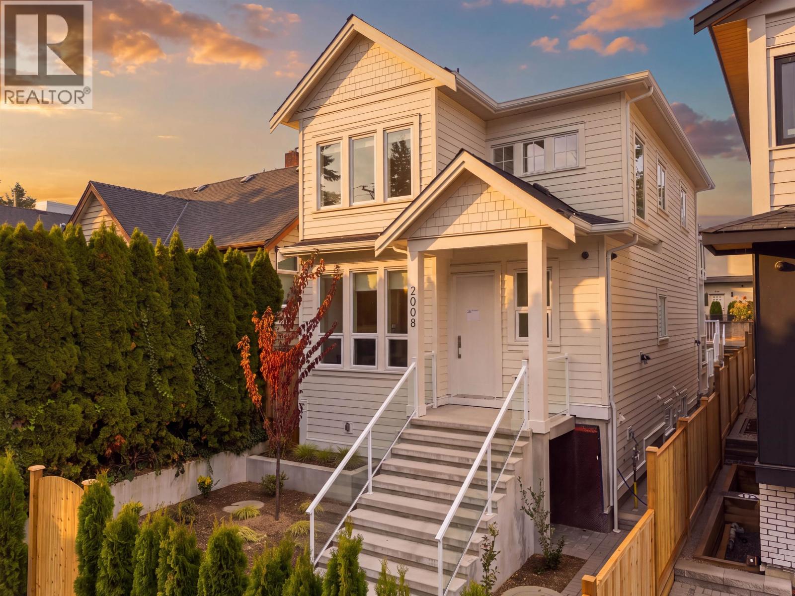 2008 WESTVIEW DRIVE, North Vancouver, British Columbia